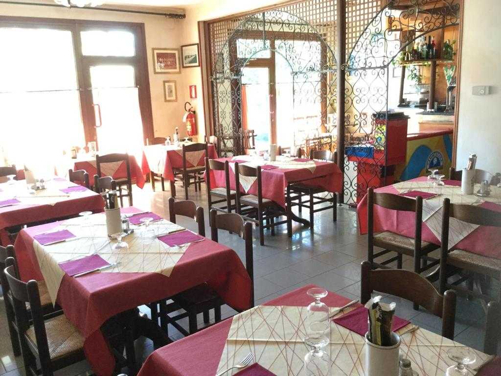 Albergo Adige restaurant dining room